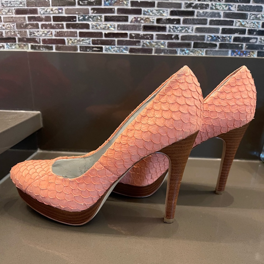 Calvin Klein Coral Scaled Platform Pumps | Size 6.5 | Summer Style - Picture 4 of 4